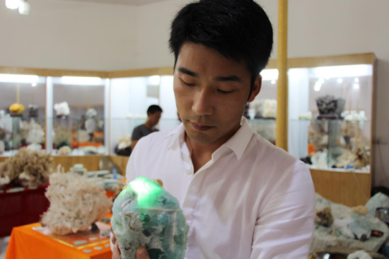 稀世珍宝七彩宝石花惊现新宁崀山 星辰在线 长