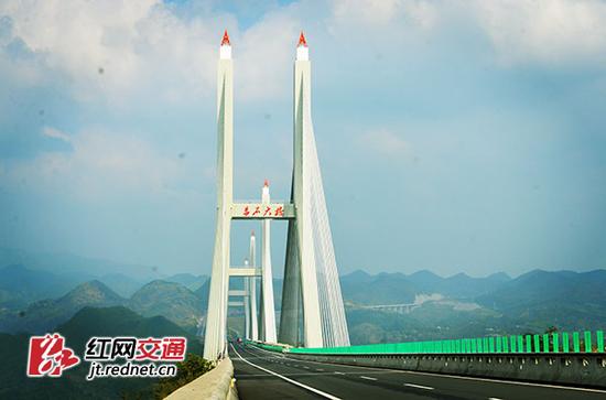 10月28日上午9时05分,汝城至郴州高速公路赤石特大桥将正式通车。