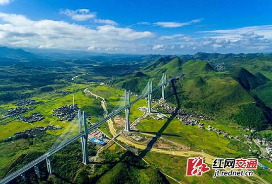 赤石特大桥通车,宣告厦蓉高速公路湖南段全线贯通。(汝郴高速供图)
