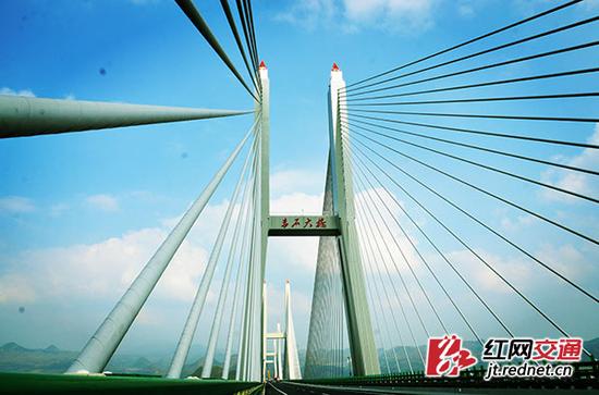 赤石特大桥具有桩大、孔深、塔多、墩高、大跨径、高桥面系等特点,创造了7个世界第一。