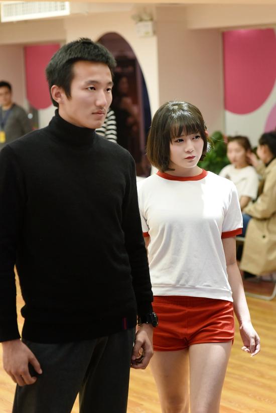 红人男女搭配走台。