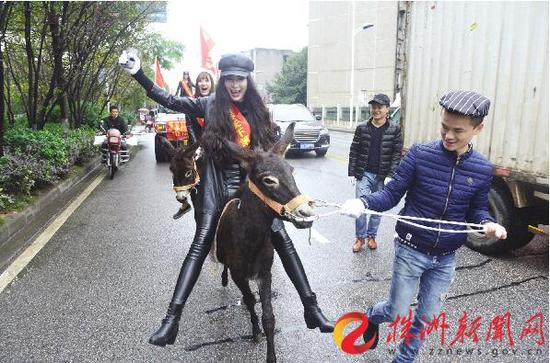 美女骑着毛驴"招摇过市" 大长腿无处安放