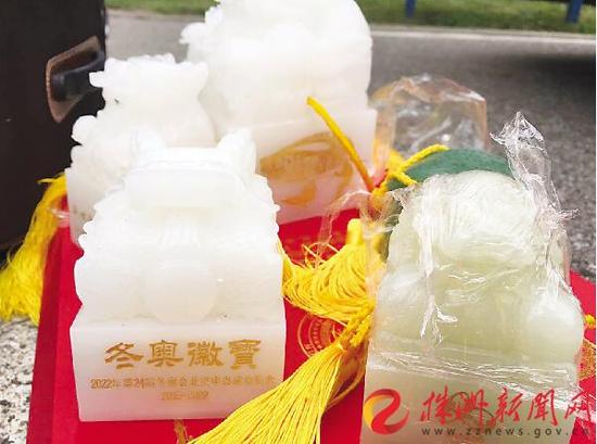 唐爹爹购买的“收藏品”中所谓玉玺就有上十块(记者 何春林 摄)