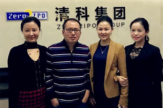 清科集团创始人倪正东(左二)与部分交流团成员合影。
