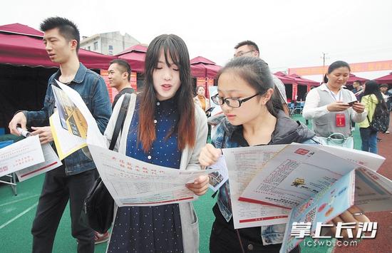 近日，开福区人社局在长沙大学举行专场招聘会。长沙晚报记者 贺文兵 摄