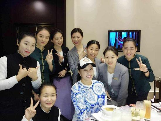 刘晓庆来岳阳行踪曝光 高冷女皇原来这么暖