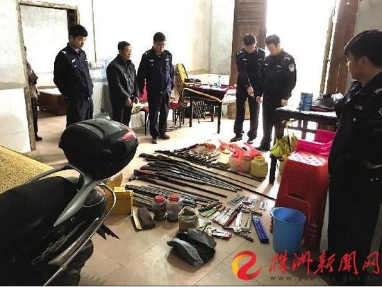 民警在嫌疑人家查获的枪支、弹药、制枪工具(通讯员 供图)