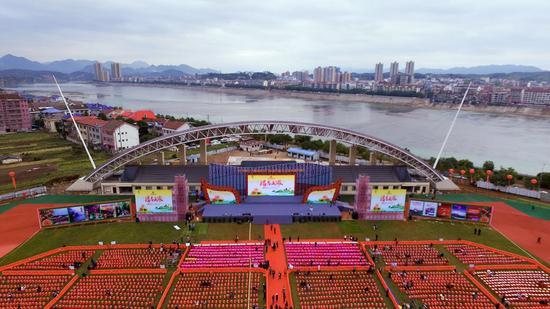 10月22日，第十六届湖南石门柑橘节开幕，新浪湖南全程天眼直播，图为航拍机画面。