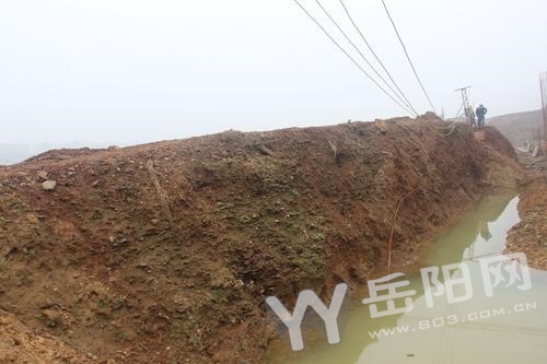 暴露的瓷片堆积带