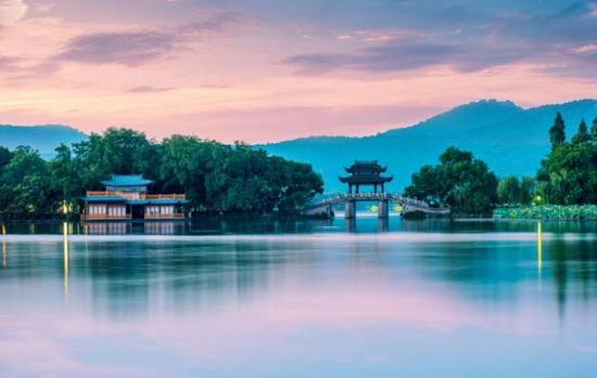 杭州最著名的景点，西湖十景等是其精华所在