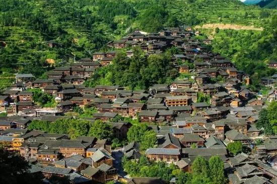 目前中国乃至世界最大的苗族聚居村寨