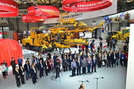 领导、嘉宾来到铁建重工展台。