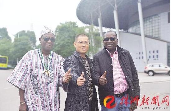 11月22日，张勇（中间）与塞拉利昂共和国的酋长博纳（左一）、议员巴勇（右一）在市体育中心（记者谢慧摄）