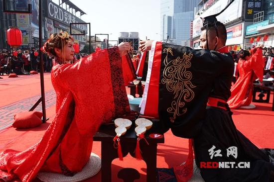 长沙黄兴步行街现集体婚礼 40对新人还原大汉