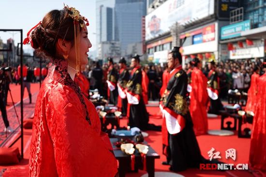 40对新人遵从一系列汉代正婚礼流程，圆了一次汉代集体婚礼梦。