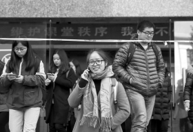 11月27日,2017年度中央国家机关录用公共科目笔试正式开考,考生考完后走出位于长沙环境保护职业技术学院的考场。图/记者陈正