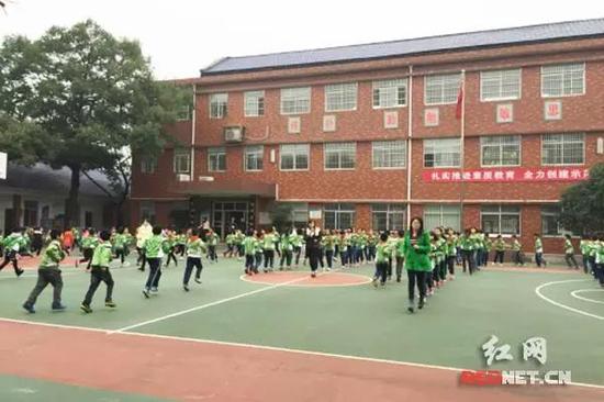 兴隆小学师生进行课间活动。