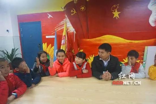 书院小学的校园记者们与陈凯兵进行访谈。