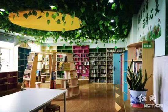 兴隆小学藏书丰富、设计精巧的阅览室。