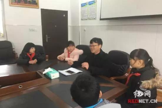 兴隆小学的校园记者们对谢应东进行访谈。