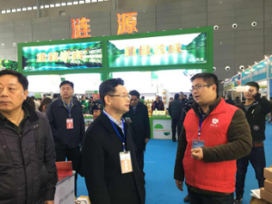 　　长沙市农业委员会党委书记、主任吴石平赞赏其“电商扶贫”模式。
