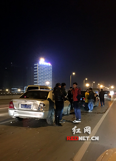 12月5日晚22:30分左右，长沙市猴子石大桥上发生车祸，5辆小车追尾相撞。