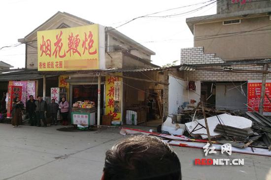 馄饨店外的棚子垮下来,店里正在吃饭的4人受伤。