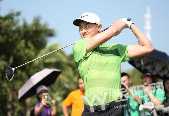 李昊桐在比赛中挥杆