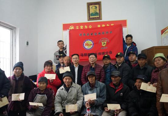 　　12月12日，湖南省紧急救援协会马帮越野车救援分会20名志愿者，由湖南省紧急救援协会会长魏永景将军带队，到岳阳华容开展“冬日暖阳”公益行活动