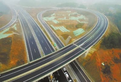 12月12日上午，航拍大岳（临湘大界至岳阳）高速公路与岳临（岳阳至临武）高速交会处。湖南日报记者童迪摄