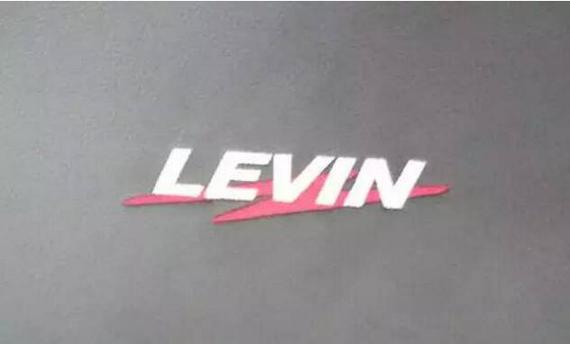 座椅用红色缝线以及“LEVIN”标识用作点缀,使内饰整体看上去运动感十足。