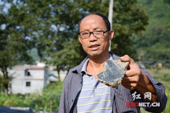 站在废弃的小学旧址,何美基拿起一块被敲碎了的黑板砖块。