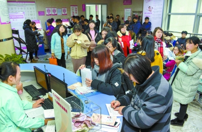 12月15日，湖南省妇幼保健院，二胎门诊排满了挂号的市民。湖南日报记者 唐俊 摄