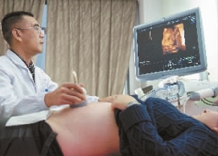 12月14日，湖南省妇幼保健院，一名孕妇正在进行B超检查。 湖南日报记者 唐俊 摄