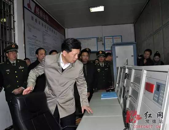 (▲常德市政府副市长提名人选、公安局局长唐恒忠一行对桥南市场消防控制室的设备运行情况进行检查)