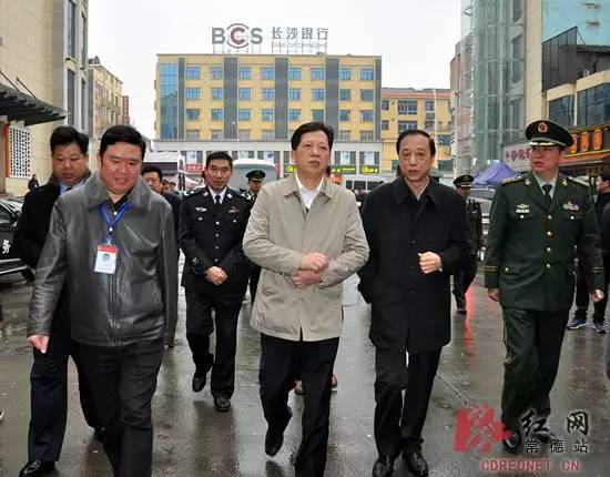 (▲常德市政府副市长提名人选、公安局局长唐恒忠(右三)一行来到桥南市场重点检查)