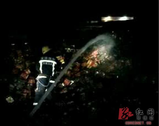 消防进行灭火救援