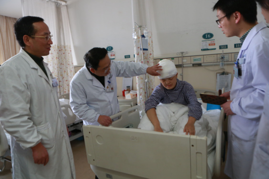 刘景平教授（左2）、张治平副教授（左1）检查陈女士术后恢复情况
