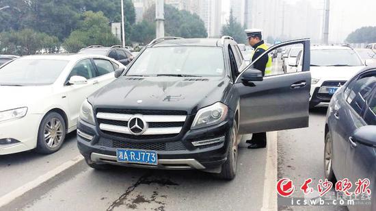 这辆车牌号为湘ARJ773的“违法王”奔驰越野车，交通违法记分达400余分。 长沙晚报记者 小刘军 通讯员 谢佳 摄影报道