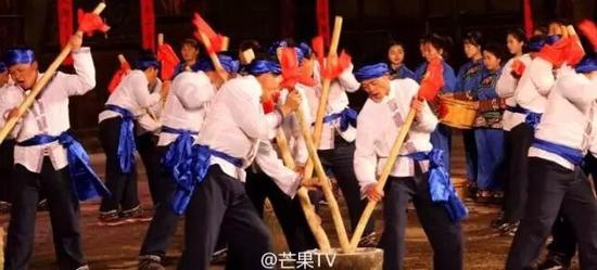 “苏木绰”打糍粑。(图 @芒果TV)