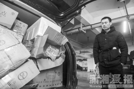 2月8日，长沙黄兴南路步行街，看着车内囤积的货物已变质，参展商任先生很无奈。图/记者杨旭