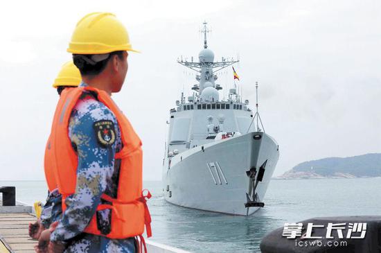 　　2月10日，由海军南海舰队导弹驱逐舰长沙舰、海口舰和综合补给舰骆马湖舰组成的远海训练编队驶离三亚某军港。新华社发