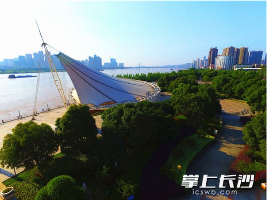 据悉,近年来,长沙加快淘汰黄标车和老旧机动车,加大对建筑工地、渣土运输扬尘污染控制标准化办理。同时,加强油烟污染防治,强化餐饮企业排污许可办理,大力发展清洁能源,扩大高污染燃料禁燃区范围,确保空气质量持续改善。市委、市政府始终坚持绿色发展理念,全力抓好生态文明建设和环境庇护工作,建设城乡更美的品质长沙,“长沙蓝”已经成为品质长沙的新常态。