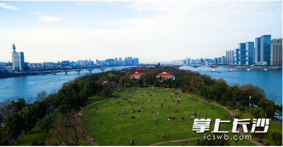 ▲今日上午,春日暖阳中,长沙天气晴好,众多市民在橘子洲享受好天气。 长沙晚报记者 王志伟 摄