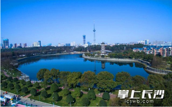 ▲今日上午,烈士公园潇湘阁下,清新的天气中,城区能见度较高。 长沙晚报记者 李锋 摄