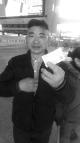 买到火车票准备回湖南的冯法才。 图/受访者提供