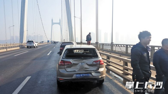 昨日清晨，湘江三汊矶大桥路面结冰，接连发生车辆相撞事故。 网友供图