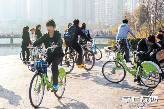 共享单车给人们带来便利的同时,对于小孩子来说也存在一定的安全隐患,家长需要加强监护和安全教育。 长沙晚报记者邹麟 摄