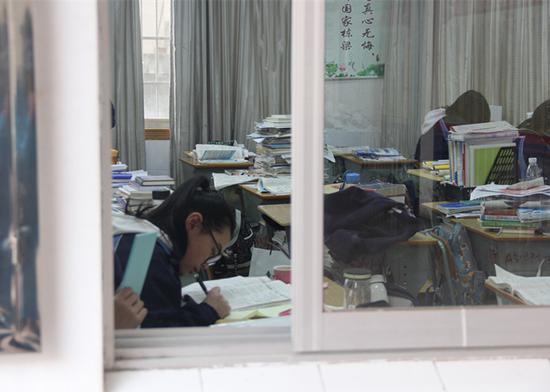 南雅中学高三学生认真备考。
