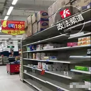 往日里最热闹的特价商品货架上,稀稀拉拉放置着零星商品,无人理睬
